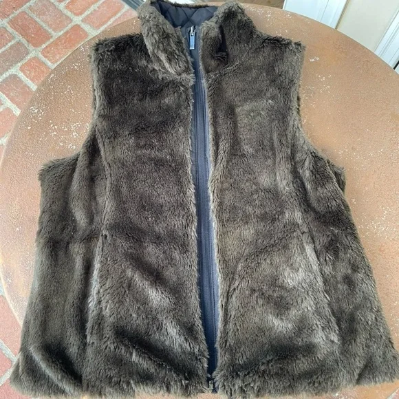 Reversible Faux fur black vest women’s size medium - Picture 5 of 6